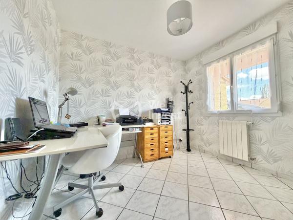 Villa de type 6 de 123 m2 habitables, 4 chambres, bureau, deux garages, auvent, piscine et jardin.