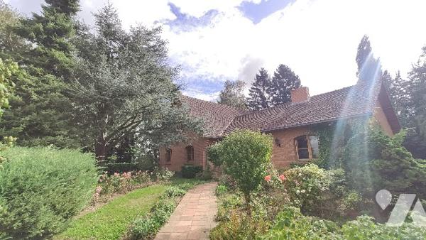 District Sud : Pavillon individuel en semi plain pied avec sous-sol complet