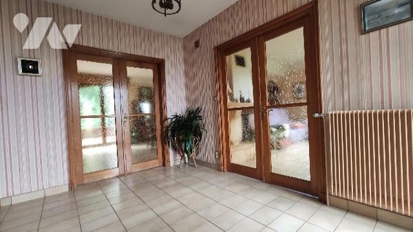 District Sud : Pavillon individuel en semi plain pied avec sous-sol complet