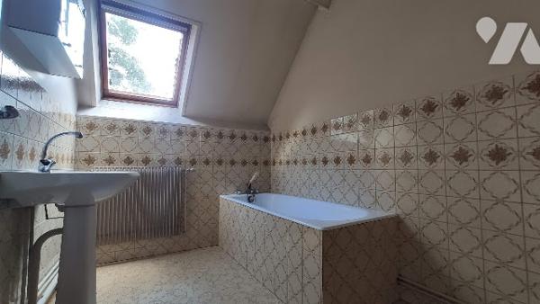 District Sud : Pavillon individuel en semi plain pied avec sous-sol complet