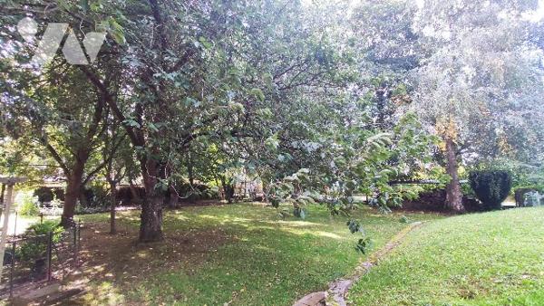 District Sud : Pavillon individuel en semi plain pied avec sous-sol complet