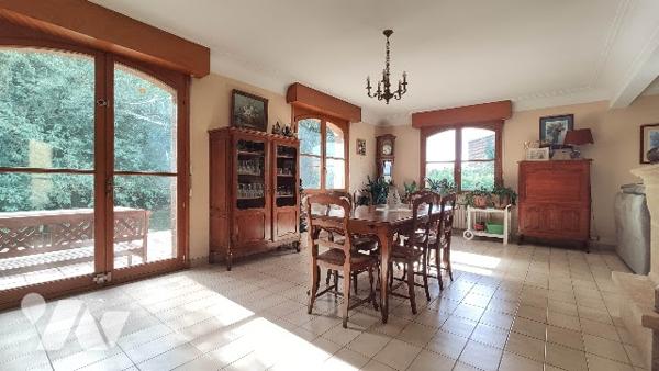 District Sud : Pavillon individuel en semi plain pied avec sous-sol complet