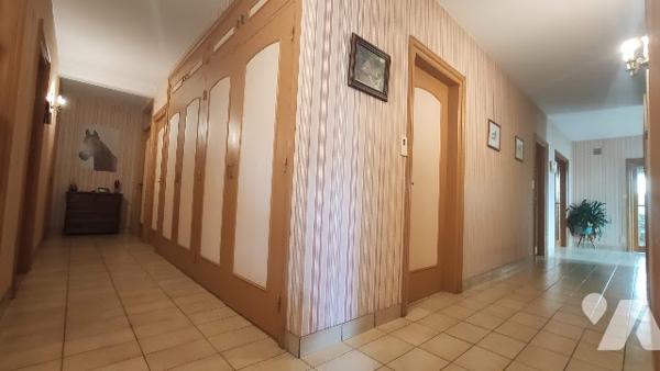 District Sud : Pavillon individuel en semi plain pied avec sous-sol complet