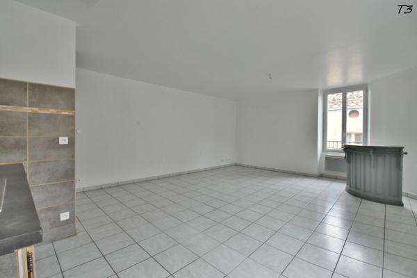 Immeuble de rapport. 3 APPARTEMENTS à vendre PEYRUIS (04)