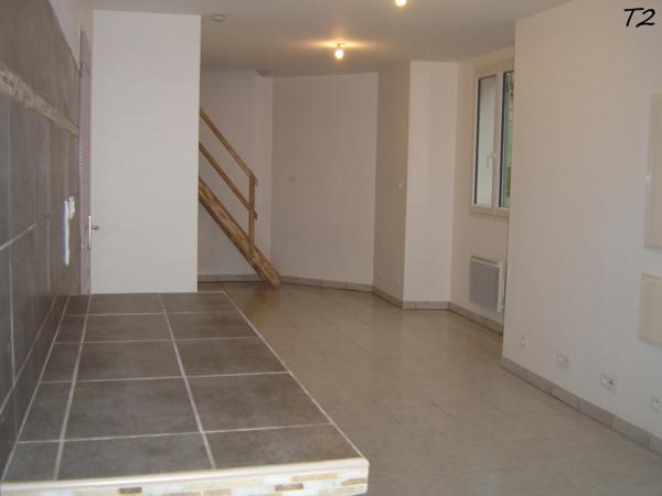 Immeuble de rapport. 3 APPARTEMENTS à vendre PEYRUIS (04)