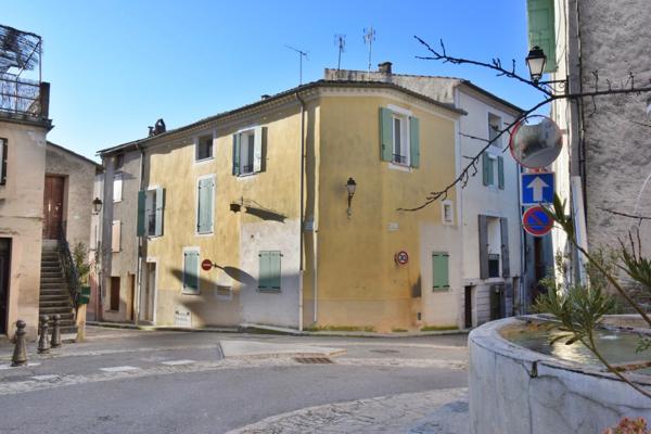 Immeuble de rapport. 3 APPARTEMENTS à vendre PEYRUIS (04)