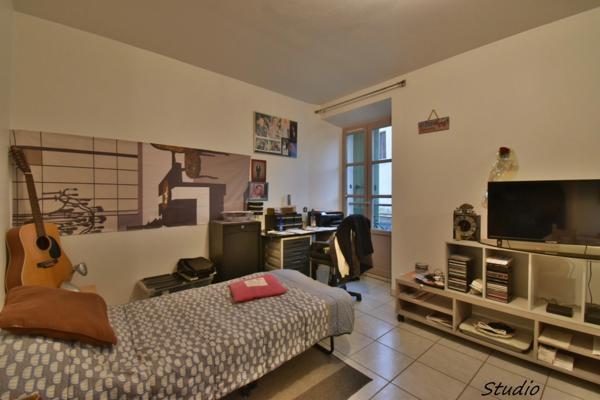 Immeuble de rapport. 3 APPARTEMENTS à vendre PEYRUIS (04)