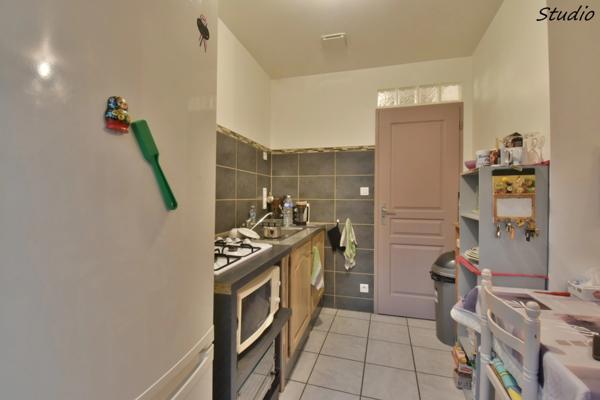 Immeuble de rapport. 3 APPARTEMENTS à vendre PEYRUIS (04)