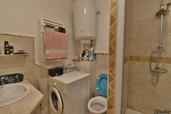 Immeuble de rapport. 3 APPARTEMENTS à vendre PEYRUIS (04)