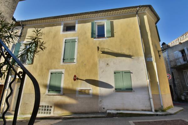 Immeuble de rapport. 3 APPARTEMENTS à vendre PEYRUIS (04)