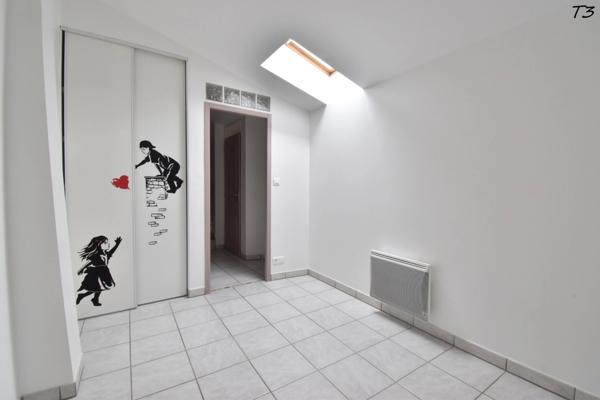 Immeuble de rapport. 3 APPARTEMENTS à vendre PEYRUIS (04)