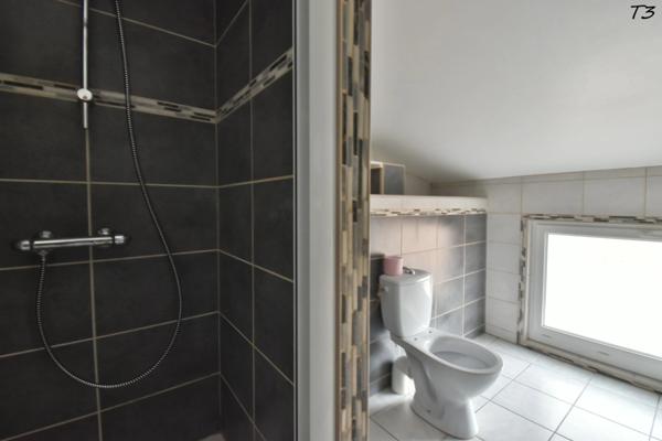 Immeuble de rapport. 3 APPARTEMENTS à vendre PEYRUIS (04)