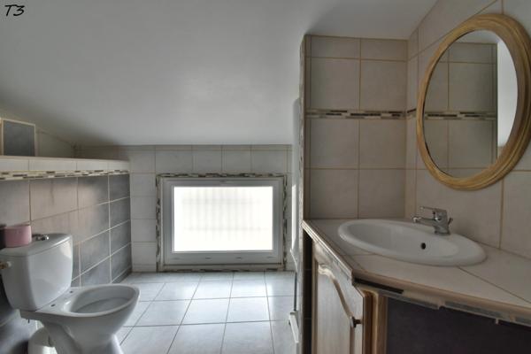 Immeuble de rapport. 3 APPARTEMENTS à vendre PEYRUIS (04)