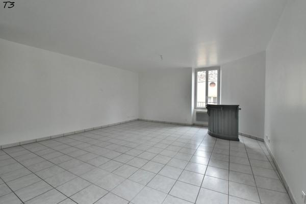 Immeuble de rapport. 3 APPARTEMENTS à vendre PEYRUIS (04)