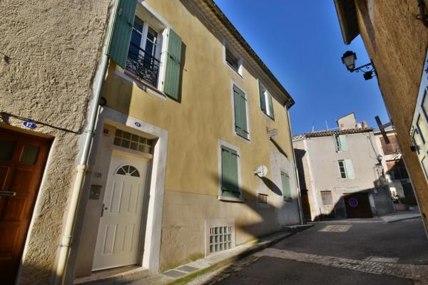 Immeuble de rapport. 3 APPARTEMENTS à vendre PEYRUIS (04)