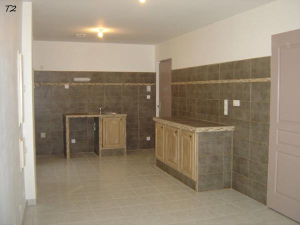 Immeuble de rapport. 3 APPARTEMENTS à vendre PEYRUIS (04)