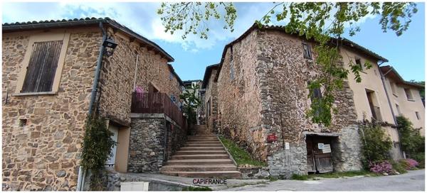 ENTRAGES (04000) A vendre MAISON de caractère de type 3 de 88 M2 avec terrasse et garage