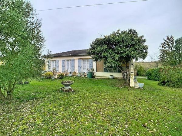 Maison au calme avec beau jardin et un double garage indépendant.