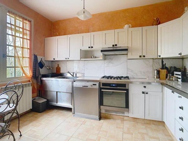 Maison au calme avec beau jardin et un double garage indépendant.