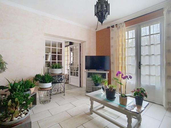 Maison au calme avec beau jardin et un double garage indépendant.