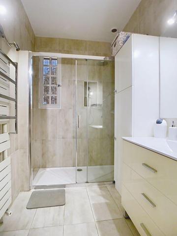 Maison au calme avec beau jardin et un double garage indépendant.