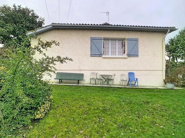 Maison au calme avec beau jardin et un double garage indépendant.