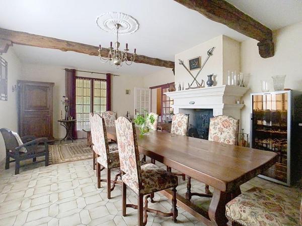 Maison au calme avec beau jardin et un double garage indépendant.