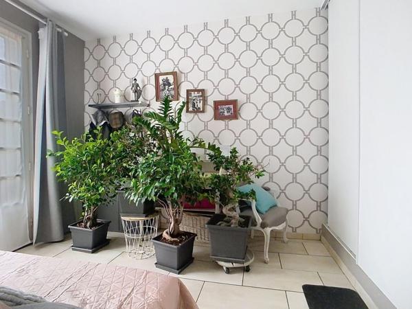 Maison au calme avec beau jardin et un double garage indépendant.