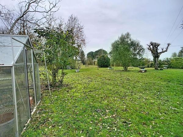 Maison au calme avec beau jardin et un double garage indépendant.