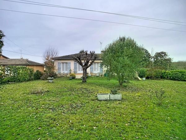 Maison au calme avec beau jardin et un double garage indépendant.