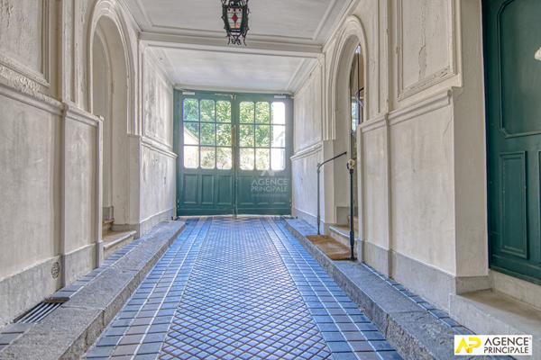 Versailles Notre-Dame Appartement 2/3 pièces de 63 m² carrez situé au 4ème et dernier étage avec cave €450 000 ** - Référence 27301