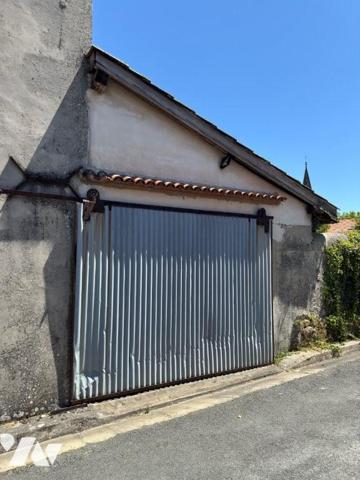 GRANDE MAISON DE VILLAGE  AVEC JARDIN ET GARAGE