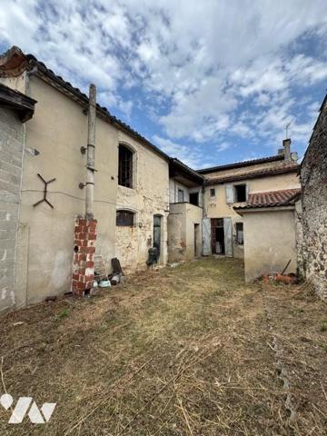 GRANDE MAISON DE VILLAGE  AVEC JARDIN ET GARAGE