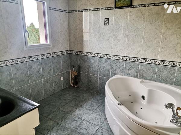 GEVEZE - Ancien manoir rénové, 203 m² hab. avec dépendances et terrain de 1637m² env.