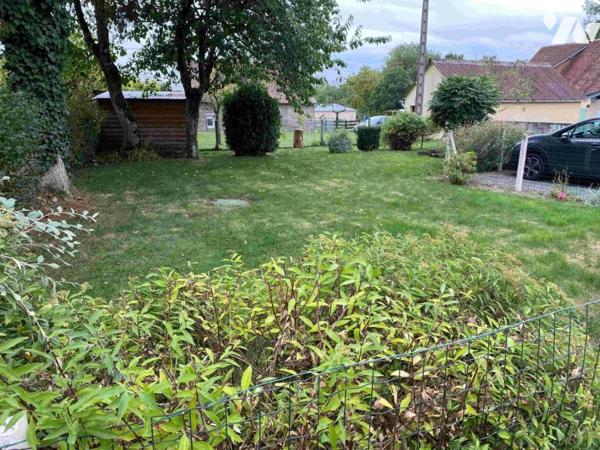 LA FERTE MACE: Maison en pierres 3 chambres, garage, terrain 432 m²