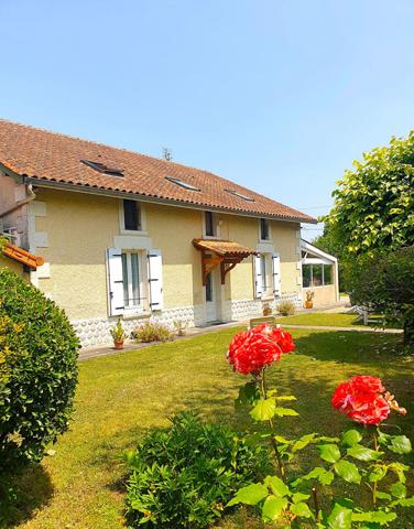 Maison à vendre BARBEZIEUX (16) 181 m², 4/5 ch, terrain 3300m², 2 garages