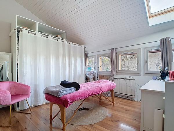 Maison mitoyenne à Bons en Chablais de 100 m2, Proche Leman Express et écoles , deux chambres plus mezzanine.