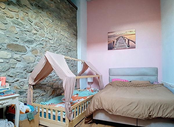 Maison mitoyenne à Bons en Chablais de 100 m2, Proche Leman Express et écoles , deux chambres plus mezzanine.