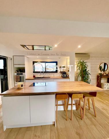 Maison moderne et charmante avec jardin paysager, terrasse et piscine