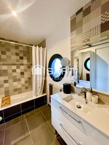 Maison moderne et charmante avec jardin paysager, terrasse et piscine