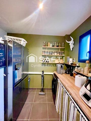 Maison moderne et charmante avec jardin paysager, terrasse et piscine