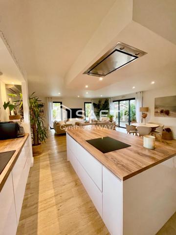 Maison moderne et charmante avec jardin paysager, terrasse et piscine