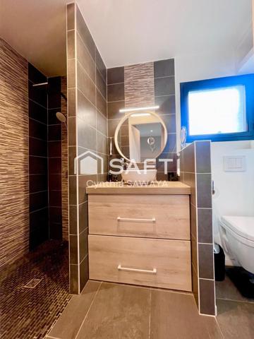 Maison moderne et charmante avec jardin paysager, terrasse et piscine