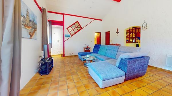 Maison avec piscine, cadre recherché et calme.