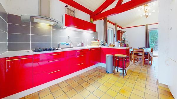 Maison avec piscine, cadre recherché et calme.