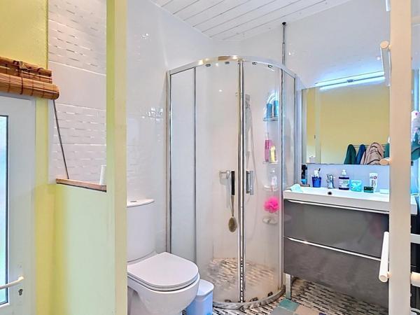 Maison avec piscine, cadre recherché et calme.