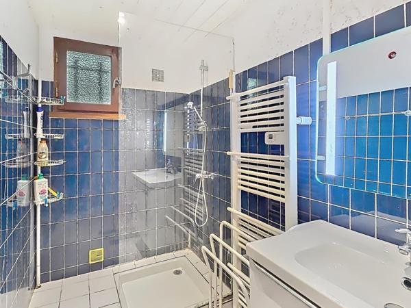 Maison avec piscine, cadre recherché et calme.