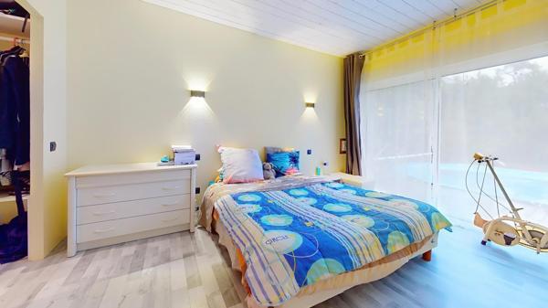 Maison avec piscine, cadre recherché et calme.