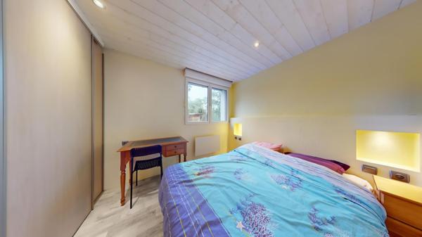 Maison avec piscine, cadre recherché et calme.