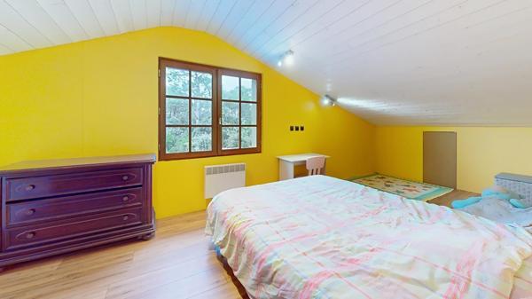 Maison avec piscine, cadre recherché et calme.